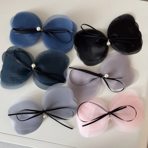 Détails des barrettes à cheveux en organza multicouches avec d'élégants pendentifs en perles