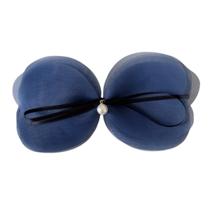 Barrette à cheveux en tulle bleu multicouche avec pendentif en perle et détails dorés
