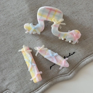 Lot de barrettes à carreaux style ballet avec nœuds en ruban sur lin gris clair