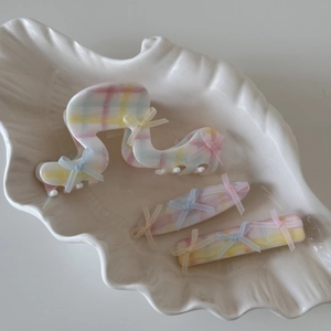 Détail de pinces à cheveux à ruban de style ballet dans un plateau de coquillage