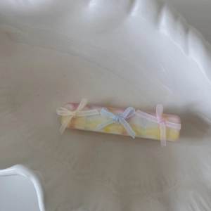 Vue détaillée d'une pince à cheveux à carreaux avec trois nœuds en soie colorés