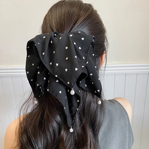 Élastique cheveux noir avec motif cœur blanc et pendentifs en perles blanches