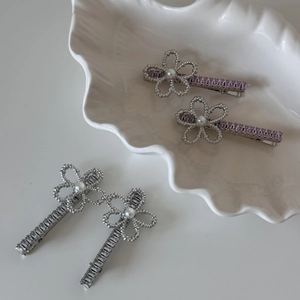 Elegant four-piece set of floral pearl and rhinestone hair clips in white and purple