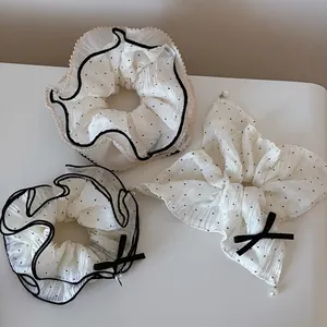 Élégant Ensemble de Chouchous Larges en Mousseline Blanche à Pois Avec Nœud en Ruban Noir et Künstliche Perle Artificielle Accessoires Cheveux Vintage Femme