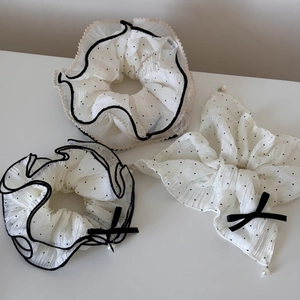 Lot de trois chouchous blancs à pois avec dentelle noire et nœuds ornés de perles