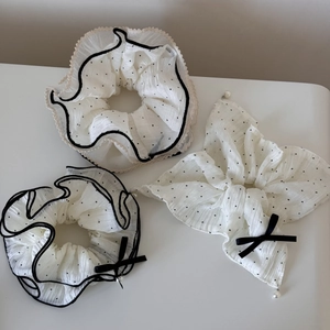 Lot de chouchous en mousseline à pois blancs avec bordure noire et perles fines