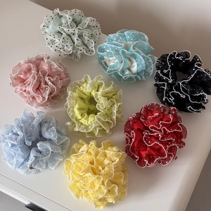 Vue à plat de chouchous à pois colorés avec bordure en dentelle blanche en divers coloris