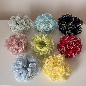 Lot de huit chouchous en mousseline à pois colorés avec bords à volants élégants