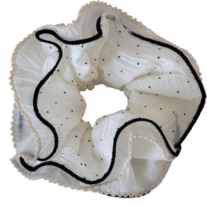Chouchou blanc à pois chic avec couches de mousseline et détails de bordure en dentelle