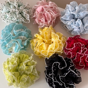 Vue détaillée des chouchous à pois colorés avec bords à volants et petites étiquettes