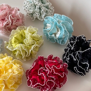 Lot de sept chouchous colorés à pois avec bords en dentelle blanche pour cheveux