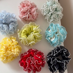 Lot de 8 chouchous colorés à pois avec bordure en dentelle blanche sur fond blanc