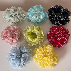Détail du lot de 8 chouchous colorés à pois en mousseline plissée et bords ondulés