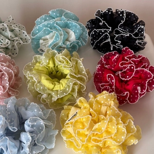 Chouchous à pois plissés avec bords ondulés en diverses couleurs vives d'été