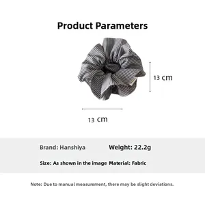 Détail du chouchou en tissu à rayures noires et blanches avec dimensions de 13cm de diamètre