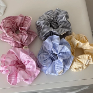 Lot de cinq chouchous en tissu à rayures de couleurs rouge, gris, rose, bleu et jaune