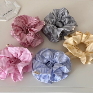 Détails de 5 chouchous en tissu rayé avec des étiquettes en coton faites à la main