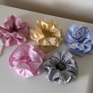 Lot de cinq chouchous en tissu à rayures colorées en rose, jaune, bleu et noir chic