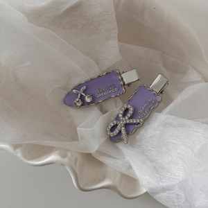 Set de barrettes en émail violet avec cerise en strass et nœud sur fond blanc élégant