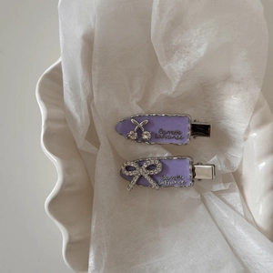 Barrettes à cheveux violettes avec nœud et cerise en strass sur plateau coquille