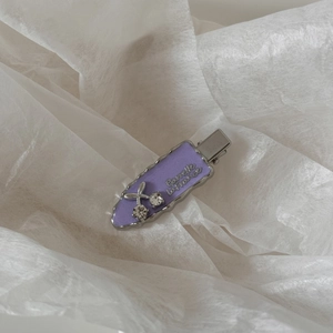 Détail de la barrette violette avec strass et texte élégant Barrette la France gravé