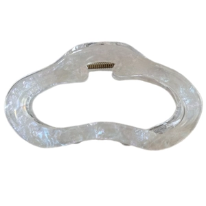 Haarklammer aus weißem Acetat mit eleganter Muscheltextur und modernem Cut-out-Design