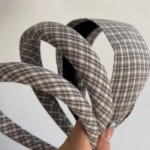 Gros plan d'un serre-tête éponge à carreaux kaki montrant la texture et l'épaisseur