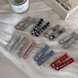 Barrettes à cheveux à carreaux avec cœur en strass et texte Love pour un look élégant