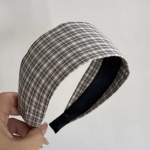 Détail du serre-tête à carreaux noir et blanc montrant le tissu et la doublure en velours