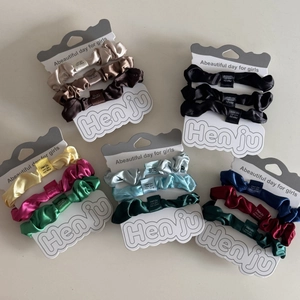 Set mit 3 verschiedenen Satin-Haargummis mit eleganten Schleifen auf Karten