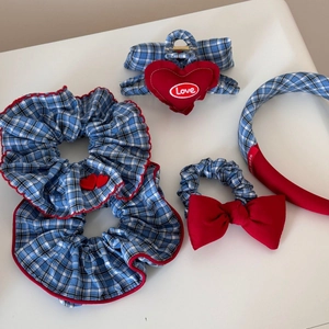 Haarschmuck-Set mit rot-blauen Karomustern, Scrunchies, Haarspange und Stirnband im Preppy-Stil