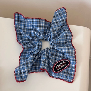 Detail von blauem Karo-Haargummi mit roter Häkelkante und Atlanta GEORGIA Stickerei