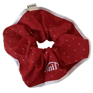 Chouchou rouge à pois avec broderie de lettres et étiquette en tissu faite main