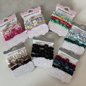 Set di 4 elastici per capelli in raso elasticizzato in vari colori su cartoncini