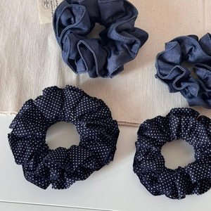 Lot de chouchous en denim bleu et à pois pour queues de cheval hautes et chignons