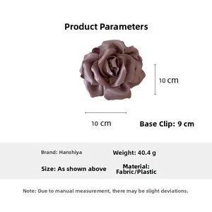 Détail de la pince à cheveux rose en satin violet avec fleur en tissu de 10 cm et clip