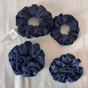 Lot de chouchous en denim et à pois pour queue de cheval sur un support en tissu texturé