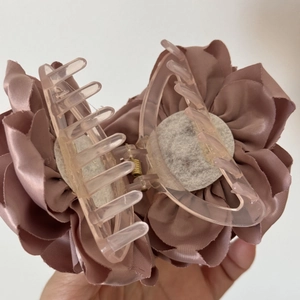 Détails de la grande pince à cheveux avec pétales de rose en satin rose poudré