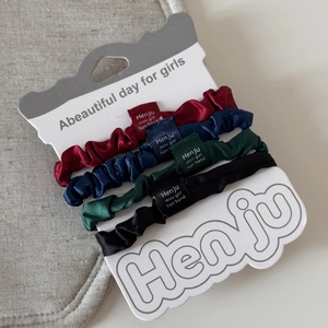 Set di 4 elastici per capelli in raso elasticizzato in bordeaux, blu, verde e nero