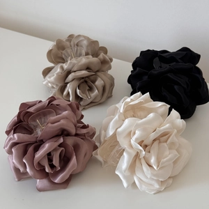 Pinces à cheveux en satin avec roses en noir, champagne, rose et blanc crème