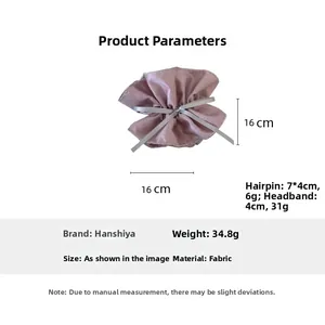 Détail d'un chouchou en tissu rose avec nœud gris et dimensions de 16x16 cm
