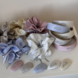 Set d'accessoires cheveux en satin pastel avec bordure argentée et broderie chic