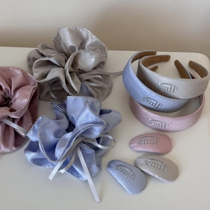 Ensemble d'accessoires pour cheveux Morandi avec chouchous et serre-têtes en satin