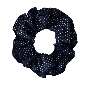 Chouchou en denim bleu marine à pois blancs pour coiffure queue de cheval haute
