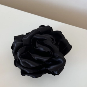 Détail de pétales de rose en satin noir multicouches sur une pince à cheveux de style français