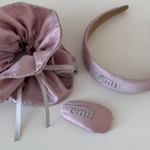 Détail de l'ensemble chouchou violet perle, bandeau large et pince avec broderie argentée
