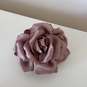 Vue détaillée de la pince à cheveux rose en satin faite main en rose poudré élégant