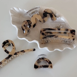 Detailed set of four tortoiseshell acetate hair claws with premium metal spring mechanisms