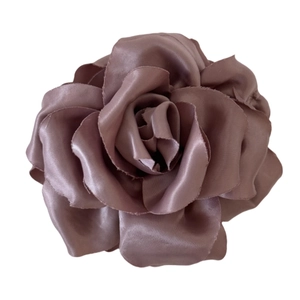 Pince à cheveux fleur de rose en satin rose poudré au style romantique français