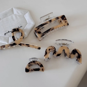 Elegant tortoise shell claw clip set made of acetate for luxury vintage hairstyles